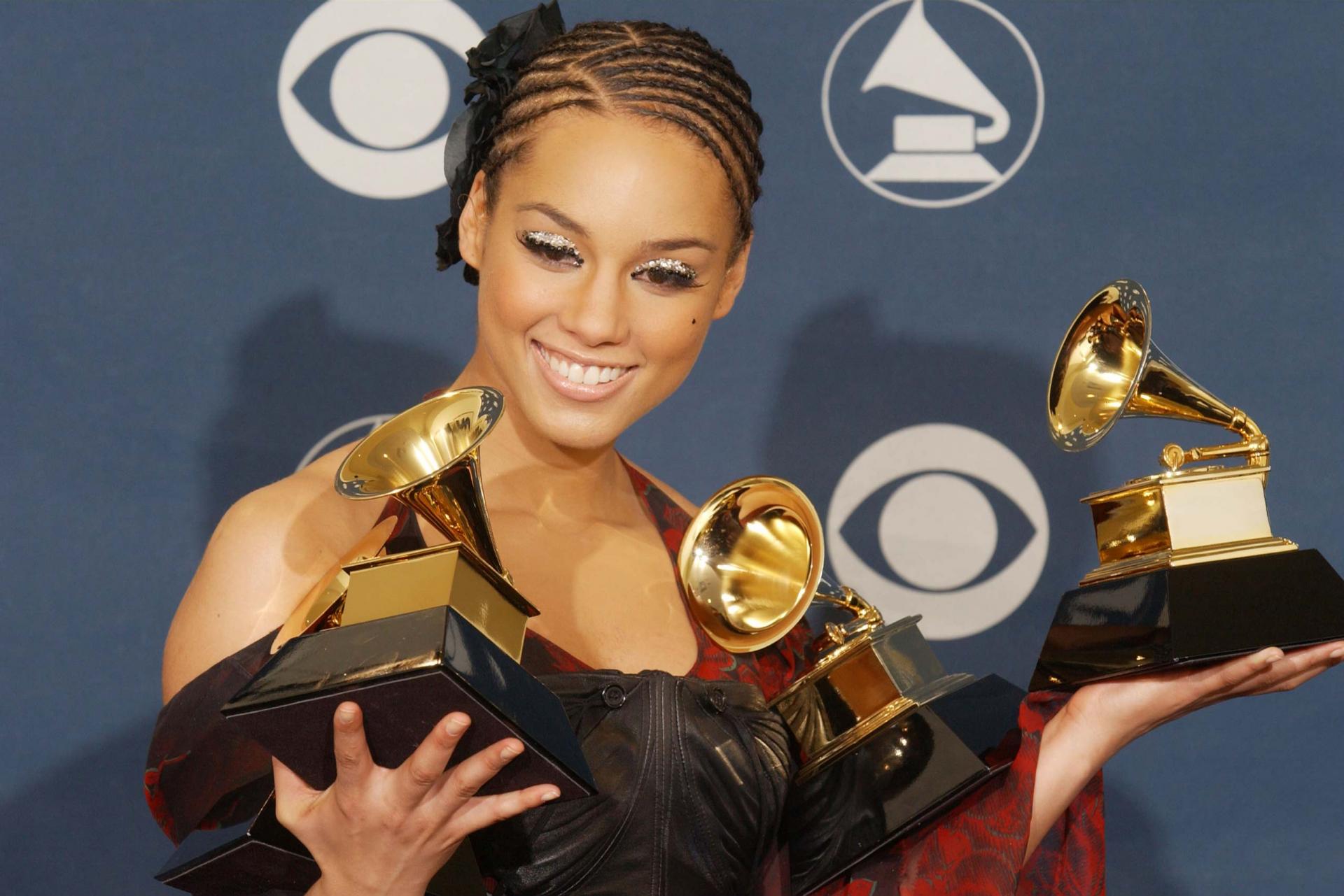 Премия грэмми песни. Алиша на Грэмми. Алисия кис Грэмми 2002. Alicia Keys Grammy. Лёхина Грэмми.